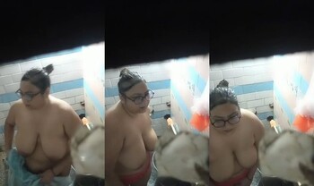 Chubby MILF bathing caught by neighbor viral MMS